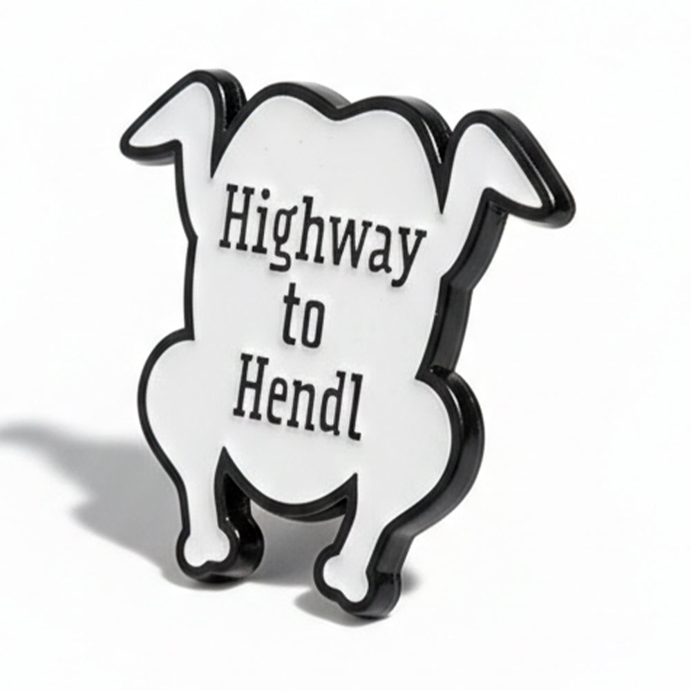Highway to Hendl Anstecker schräg von der Seite – Hendl-Pin in Schwarz-Weiß