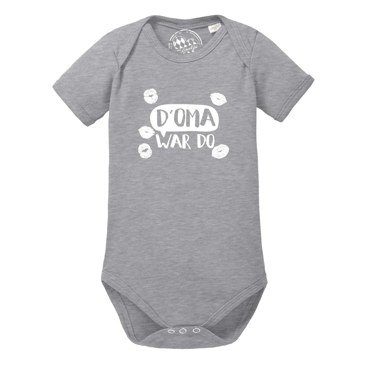 Grauer Baby Body "D' Oma war do…" mit weißen Lippenstiftküssen und Schriftzug für Mädchen und Jungen.