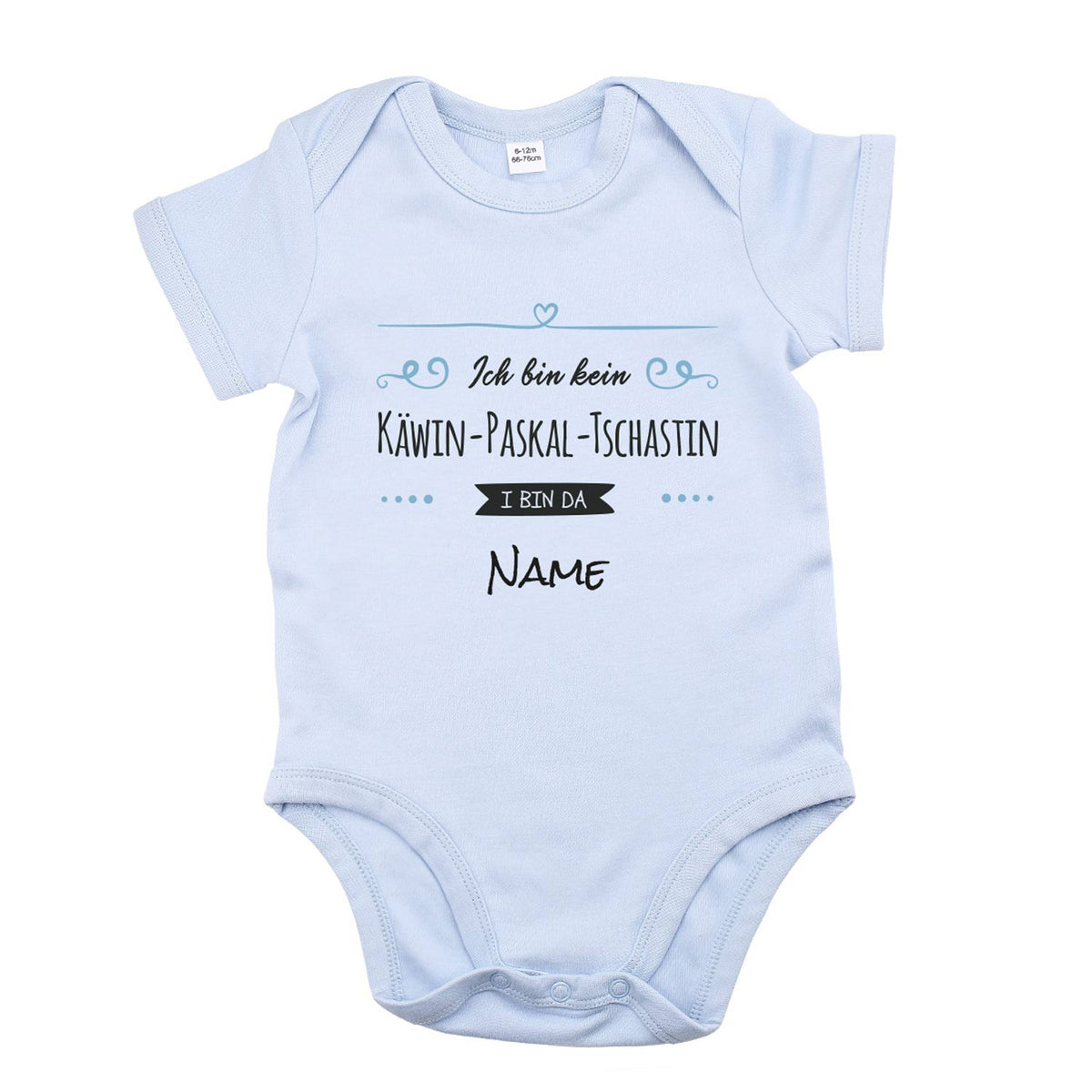 Hellblauer Baby Body I bin da Wunschname mit humorvollem "Ich bin kein Kevin-Pascal-Tschastin" Aufdruck.