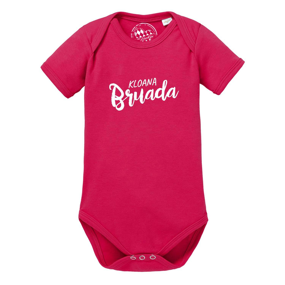Baby Body "Kloana Bruada" in kräftigem Pink mit weißem Schriftzug und Druckknöpfen.