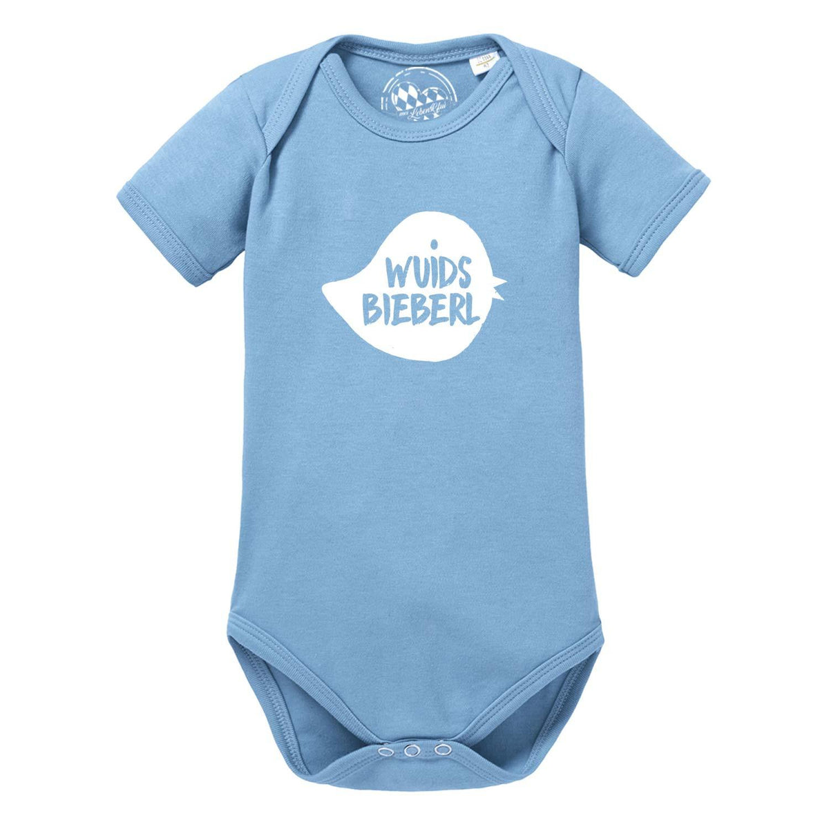 Hellblauer Baby Body Wuids Bieberl aus Baumwolle mit kurzem Arm, Druckknopfverschluss und weißem Spruch.