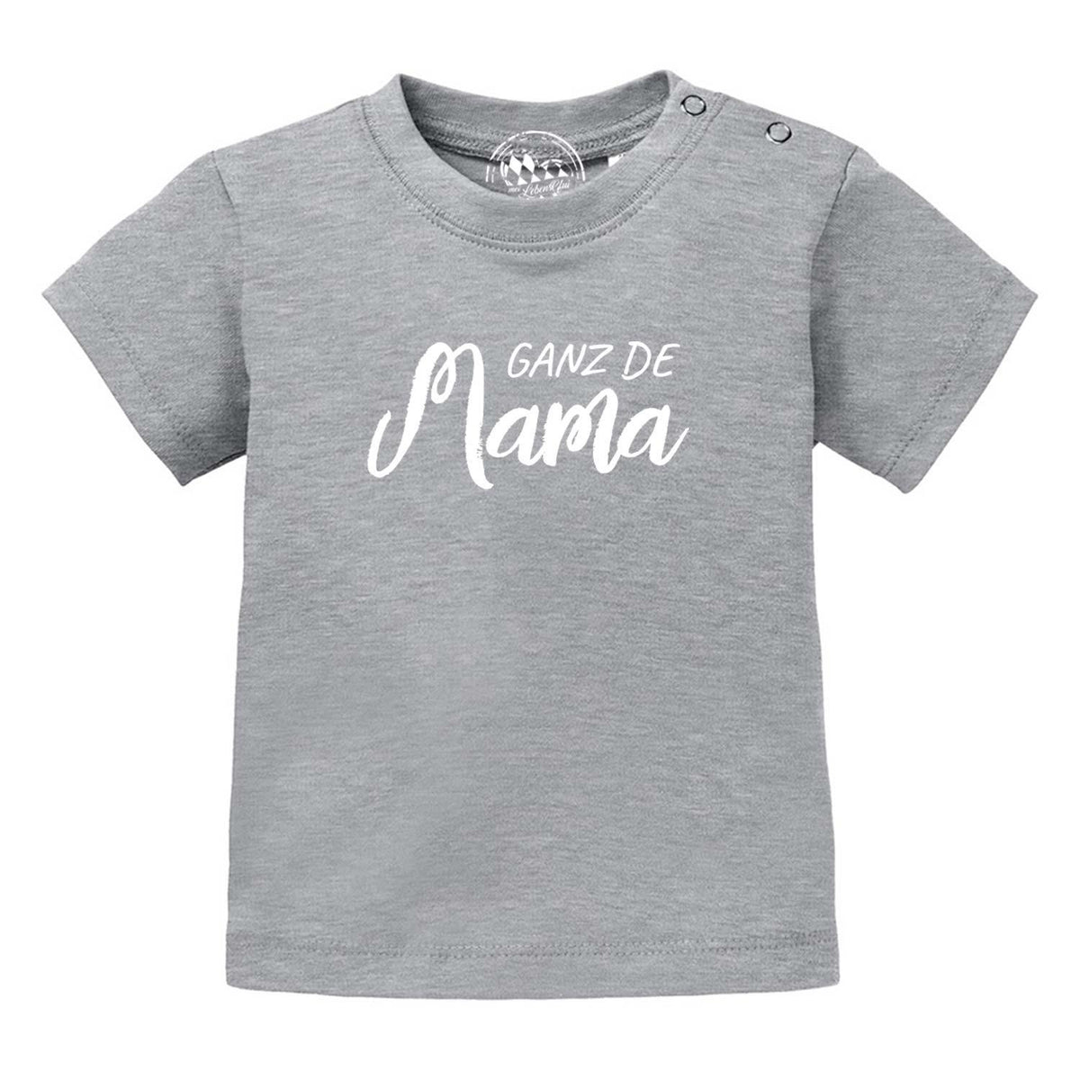 Graues Baby T-Shirt "Ganz de Mama..." mit weißem Aufdruck und praktischen Druckknöpfen am Halsausschnitt.