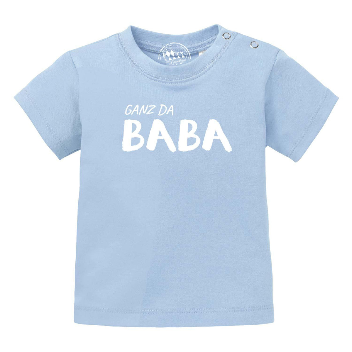 Baby T-Shirt "Ganz da Baba!" in Hellblau mit weißem Spruch und praktischen Druckknöpfen am Hals.