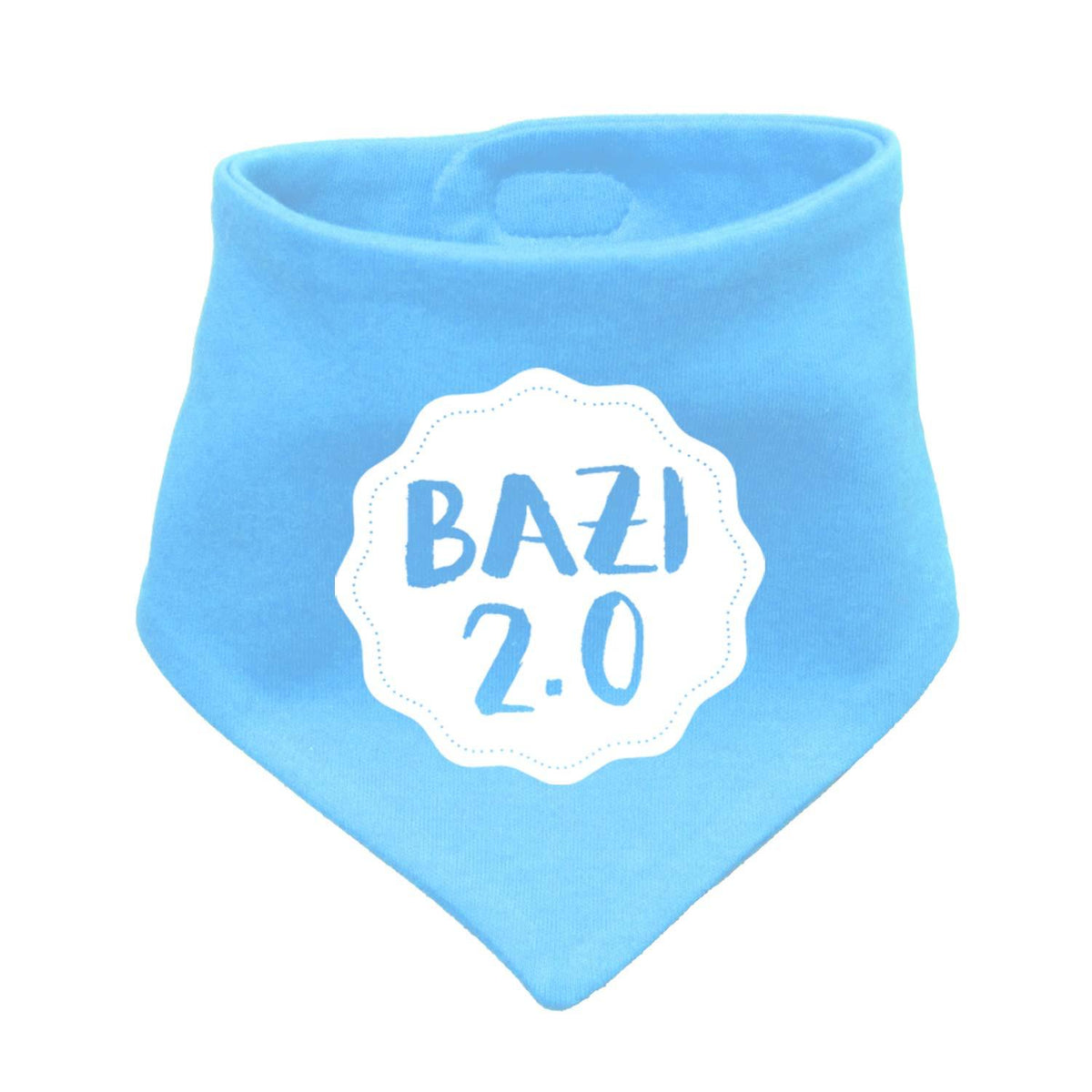 Helles blaues Babyhalstuch Bazi 2.0 aus weicher Baumwolle mit weißem Schriftzug und Ziersaum.