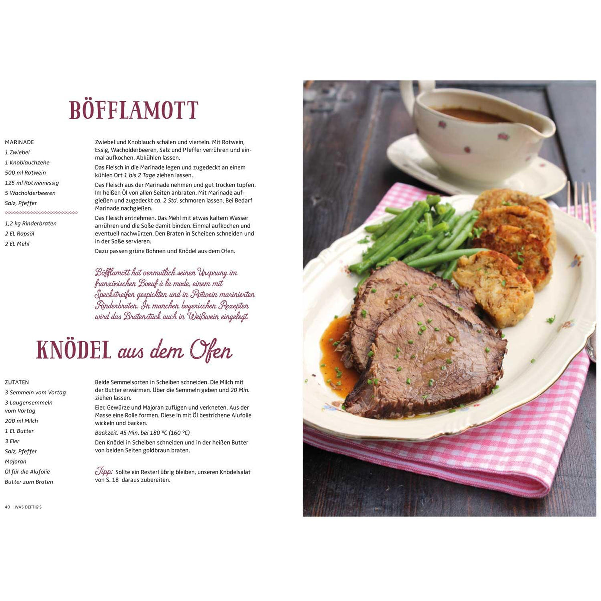 Böfflamott Rinderbraten mit Semmelknödeln und grünen Bohnen auf rustikalem Holztisch serviert, daneben Soße.
