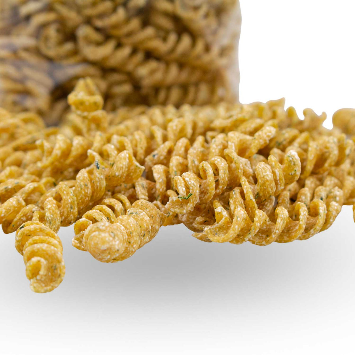 Nahaufnahme von bayerischen Breznknedl-Nudeln, spiralförmig und texturiert mit Kräutern, bereit zum Kochen.