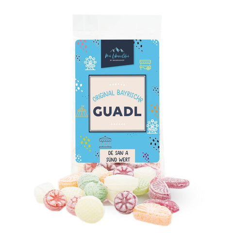 Bunte bayerische "Guadl" Bonbons in der Packung und lose, bestäubt mit Zucker.