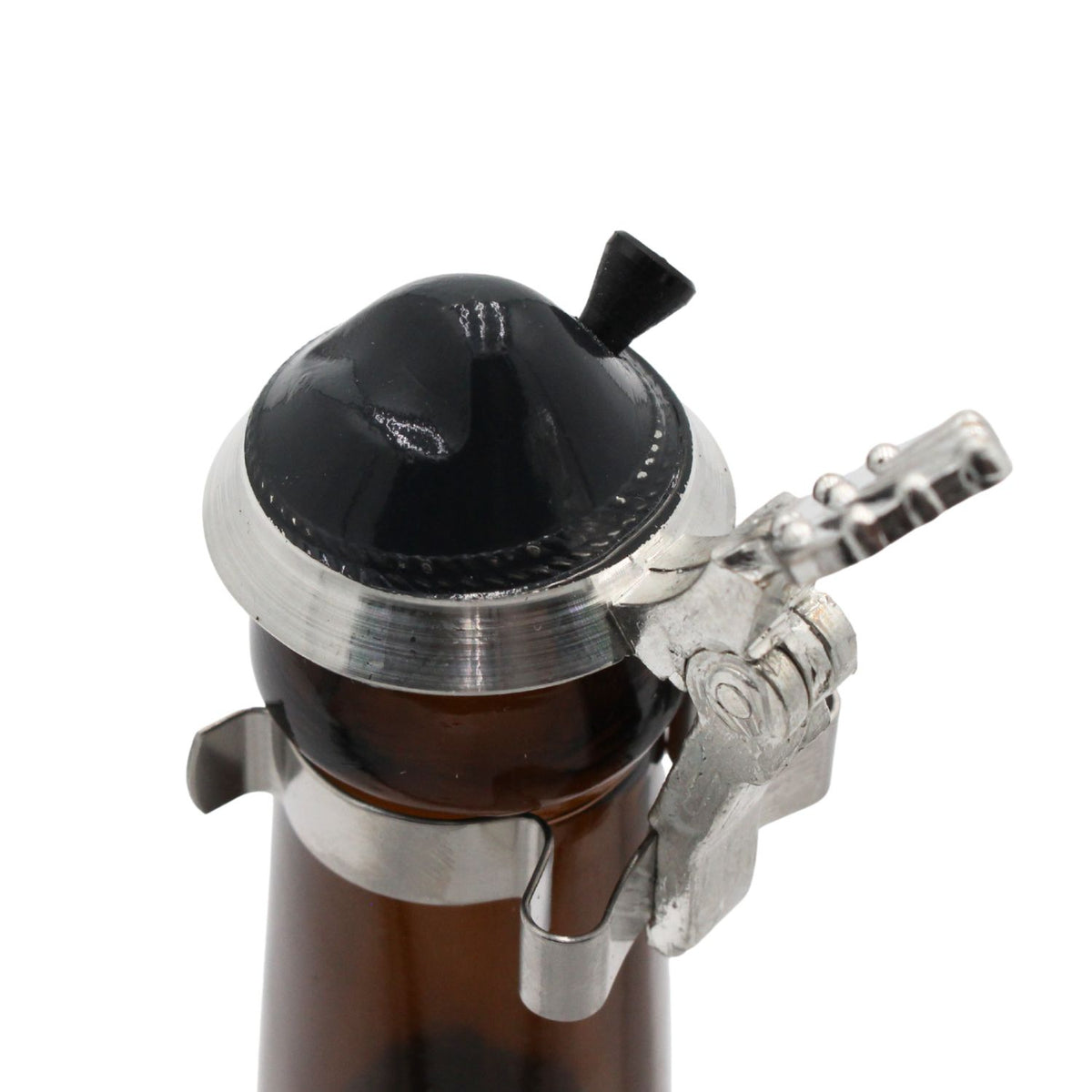 Brauner Bierflaschenaufsatz mit schwarzem Hut und detailreichem Zinndeckelmechanismus für Bierkrüge.
