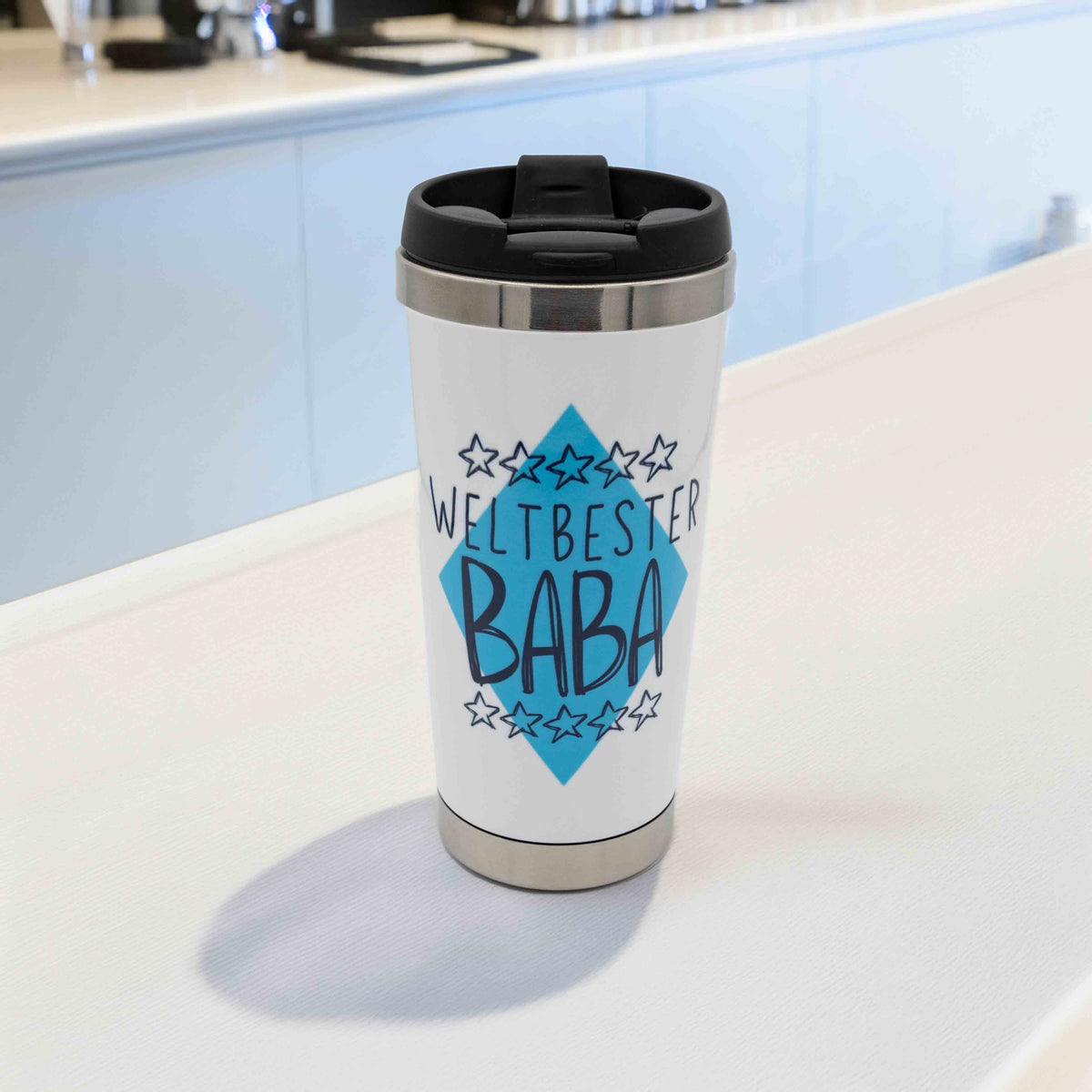 Weißer Thermo-Becher Weltbester Baba mit blauem Schriftzug und Sternen, praktischer schwarzer Deckel