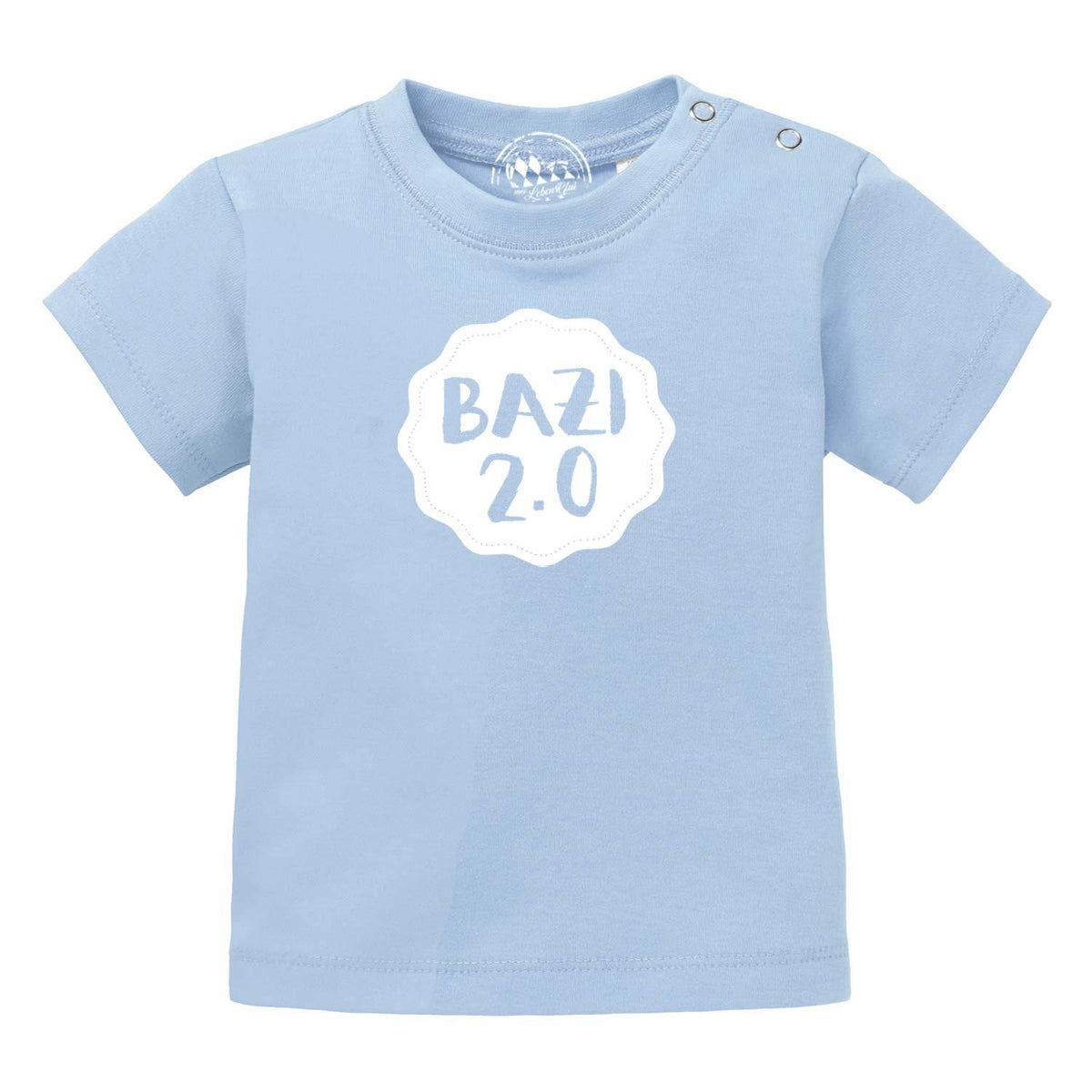 Hellblaues Baby T-Shirt Bazi 2.0 aus Bio-Baumwolle mit weißem Aufdruck und praktischen Druckknöpfen.
