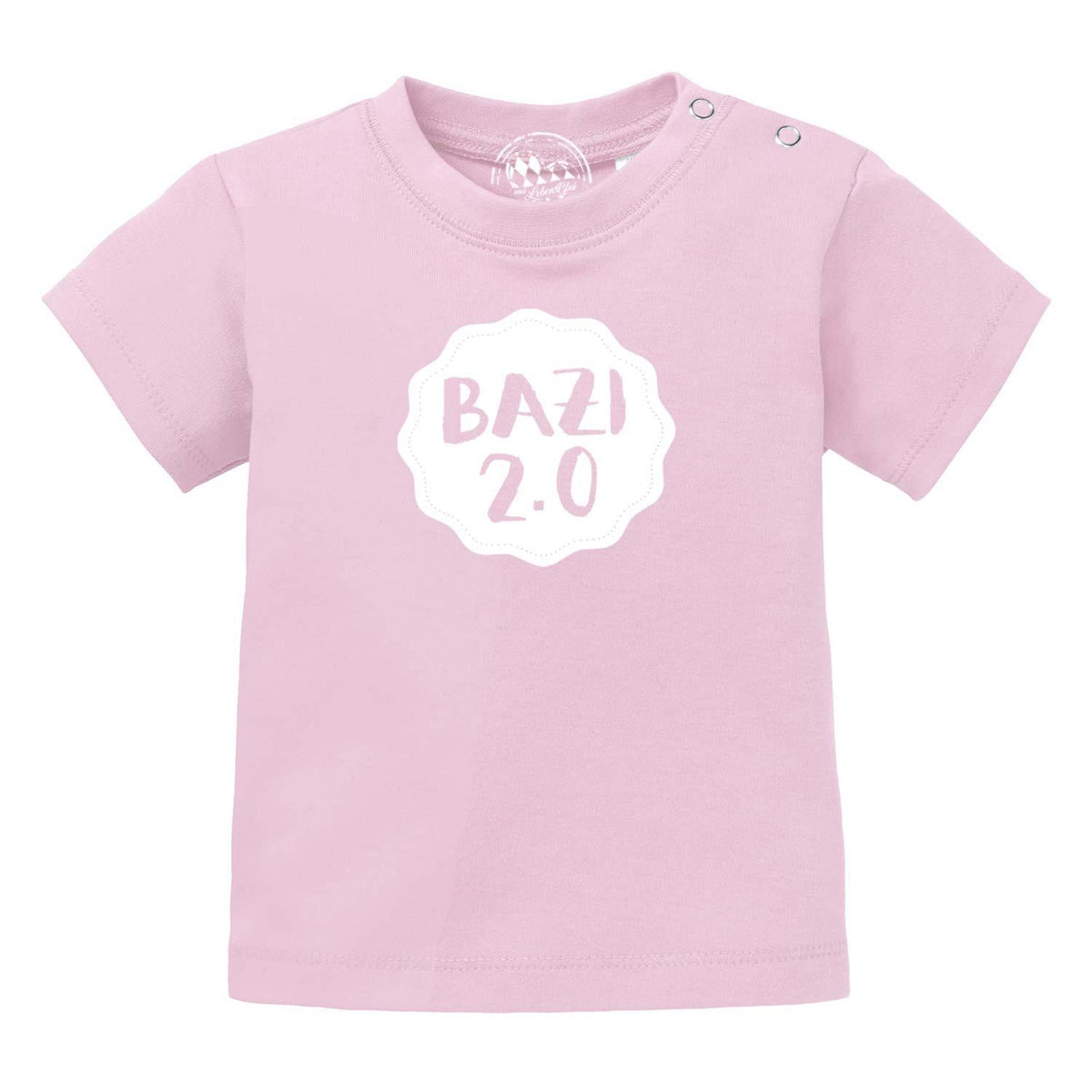 Rosa Baby T-Shirt Bazi 2.0 mit weißem Schriftzug, kurzen Ärmeln und Druckknöpfen an der Schulterlinie.
