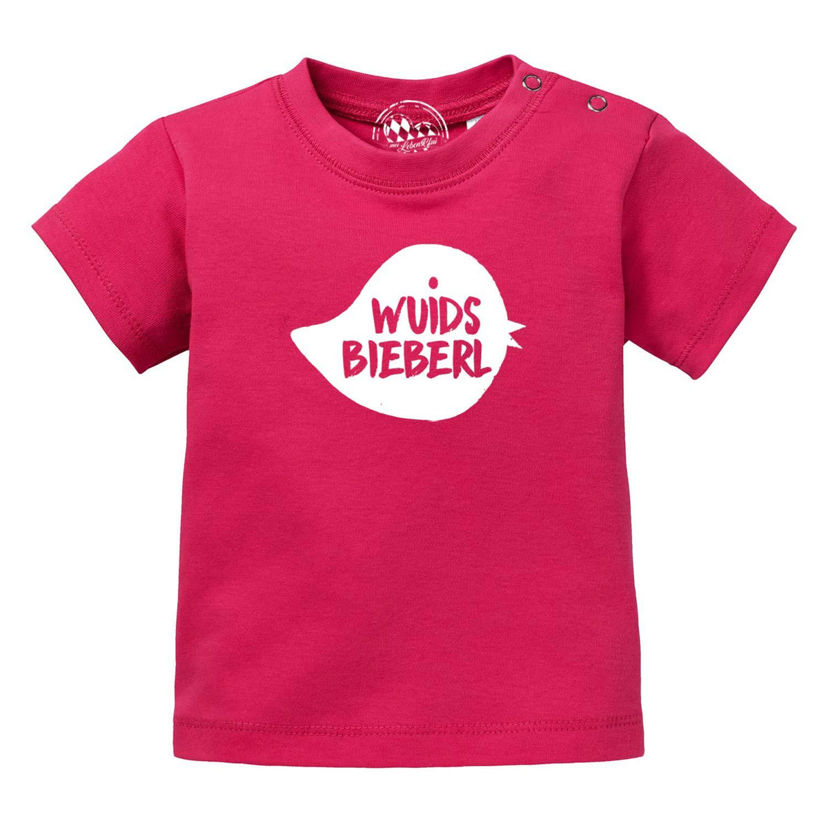 Fuchsiafarbenes Baby T-Shirt Wuids Bieberl mit weißem "Wuids Bieberl" Aufdruck und Druckknöpfen an der Schulter.