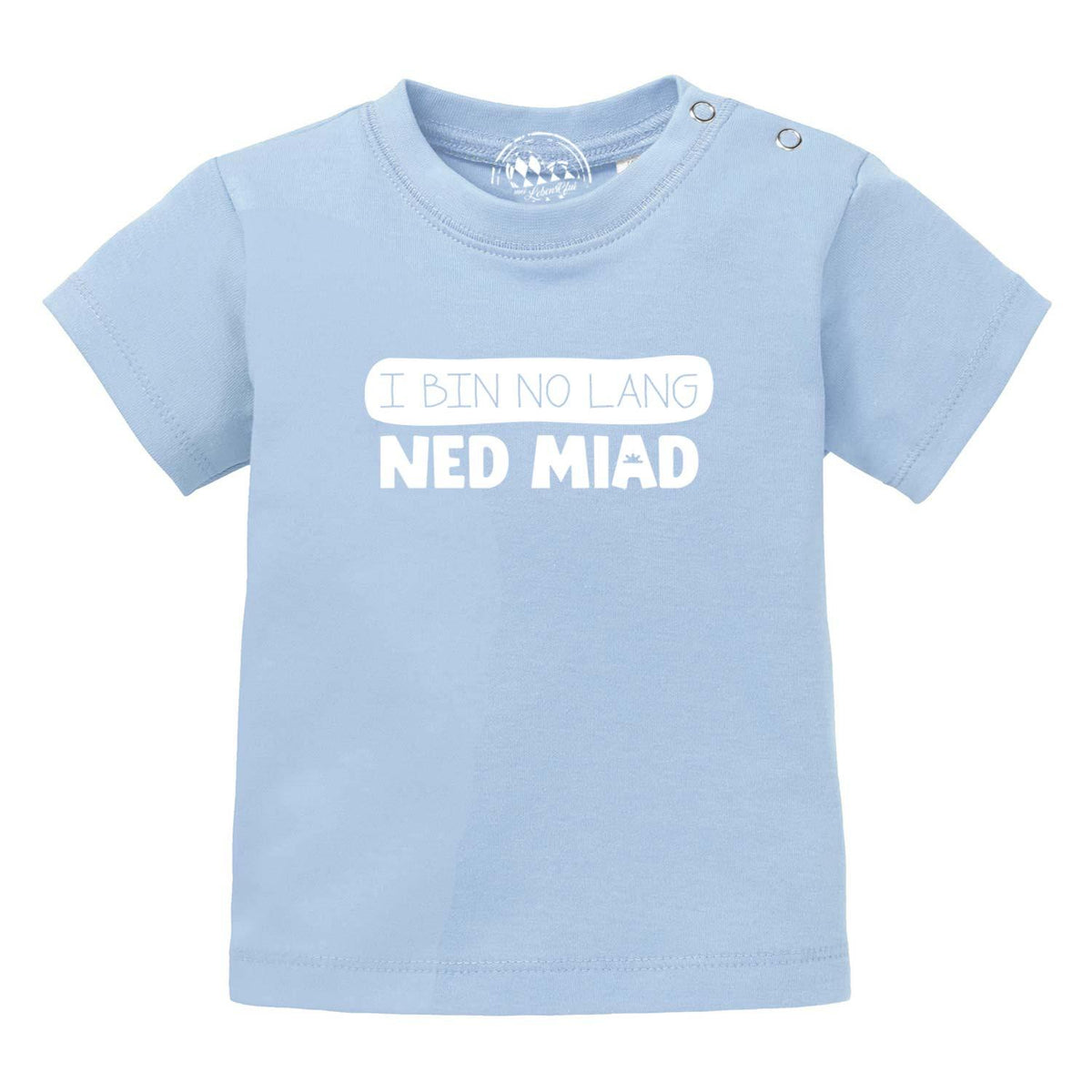 Helles Baby T-Shirt "no lang ned miad!" in Blau mit weißem bayerischem Spruch, kurzen Ärmeln und Druckknöpfen
