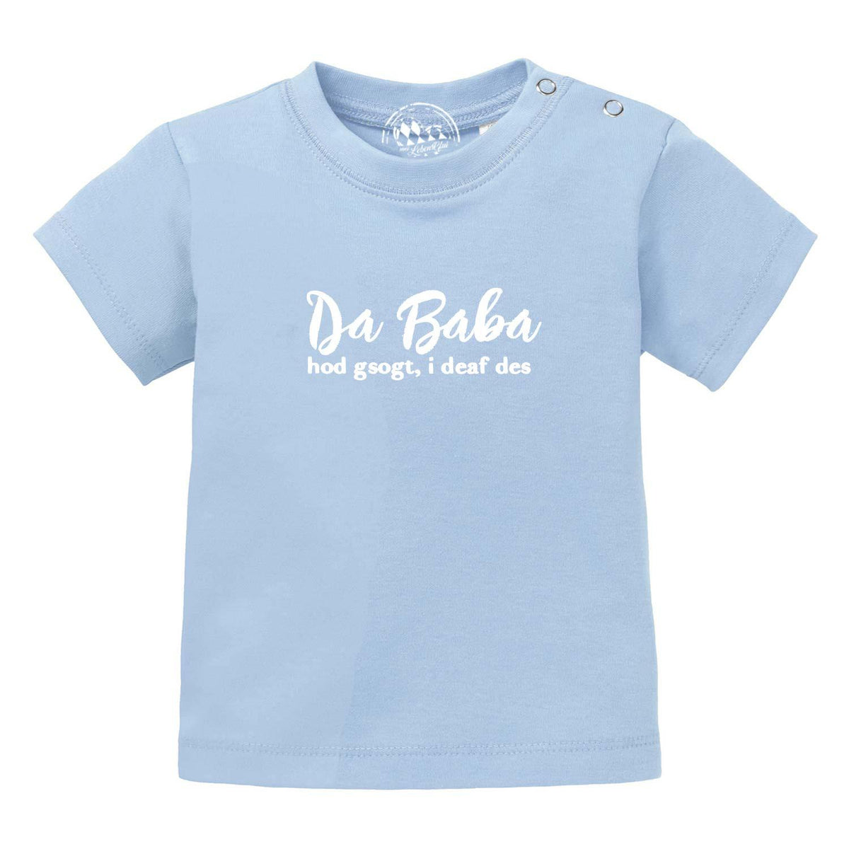 Baby T-Shirt "Baba sogt, i deaf des!" in hellblau mit weißem Spruch und Druckknöpfen an der Schulter.