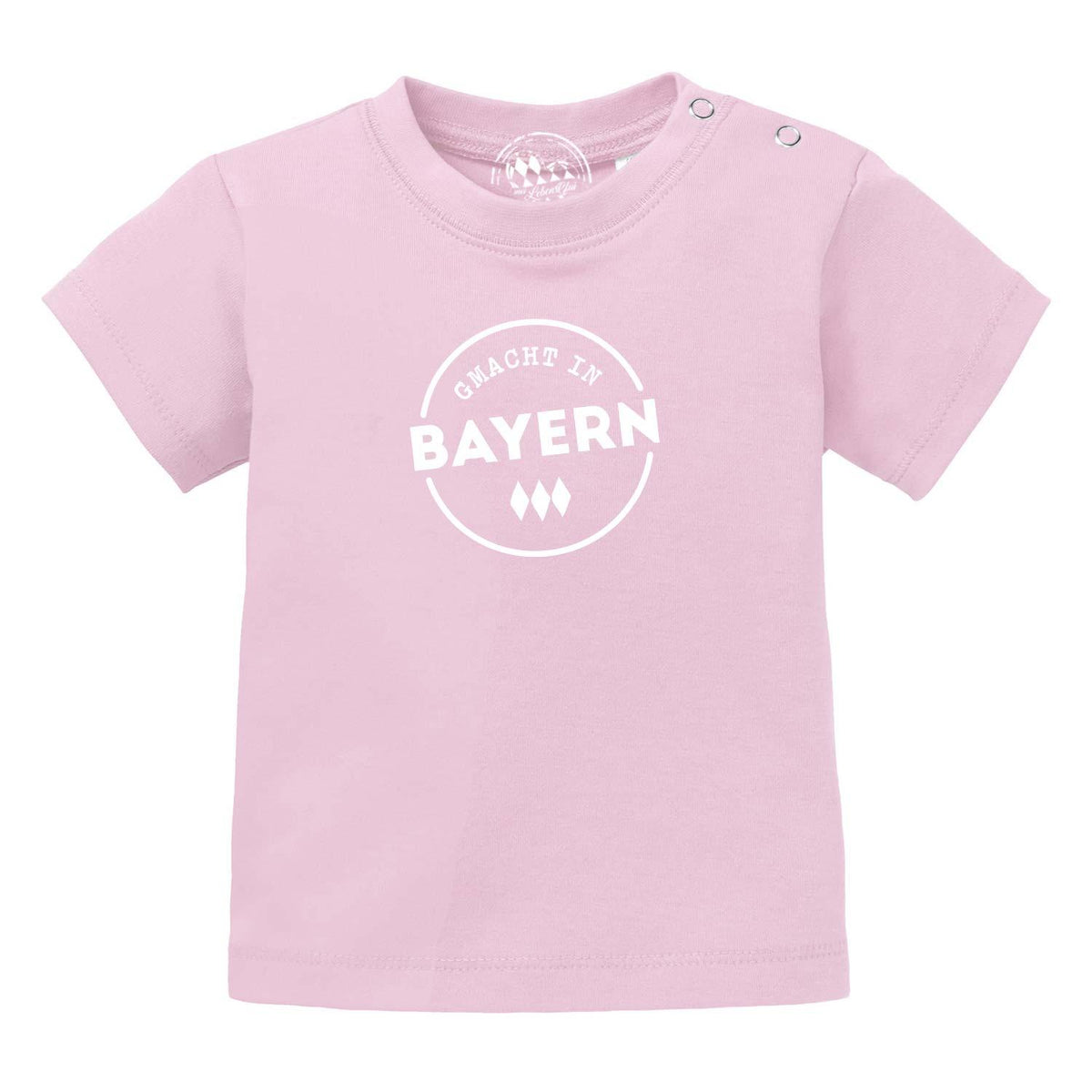 Baby T-Shirt Gmacht in Bayern in zartem Rosa mit weißem bayerischen Aufdruck und praktischen Druckknöpfen.