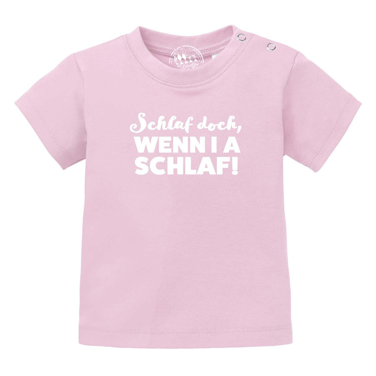 Rosa Baby T-Shirt Schlaf wenn i a schlaf! mit weißem Spruch und praktischer Druckknopfleiste an der Schulter.