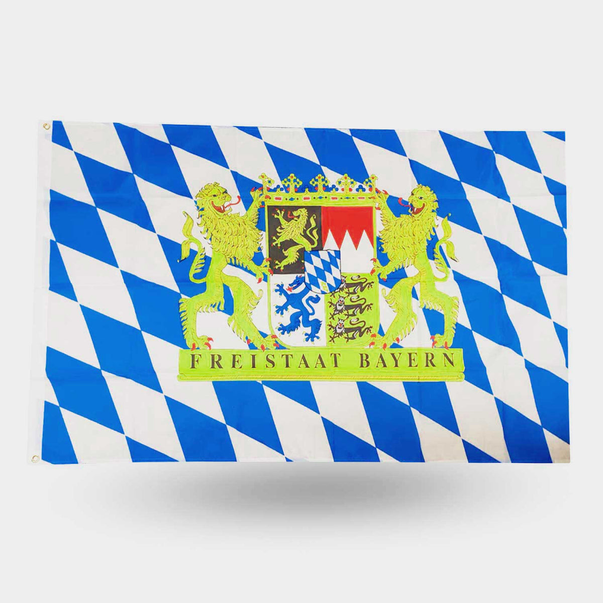 Bayern Flagge mit Rauten und Löwenwappen, dem Schriftzug Freistaat Bayern, in Blau und Weiß.
