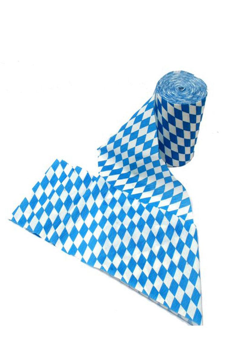 Gerolltes Geschenkband mit bayerischem Rautenmuster in Weiß und Blau für Oktoberfest Dekoration.
