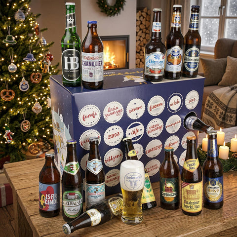 Bayerischer Bier Adventskalender mit 23 bayerischen Biersorten und festlichem Weihnachtsbaum im Hintergrund.
