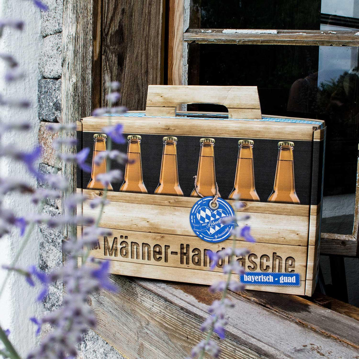 Männer-Handtasche aus Karton in Holzoptik mit Rautenmuster vor rustikaler Holzwand – Bier-Geschenk für Männer