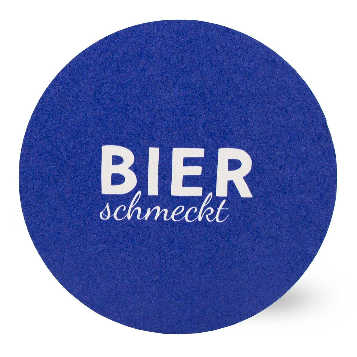 Runder Bierfilz in leuchtendem Blau mit weißer Aufschrift Bier schmeckt.