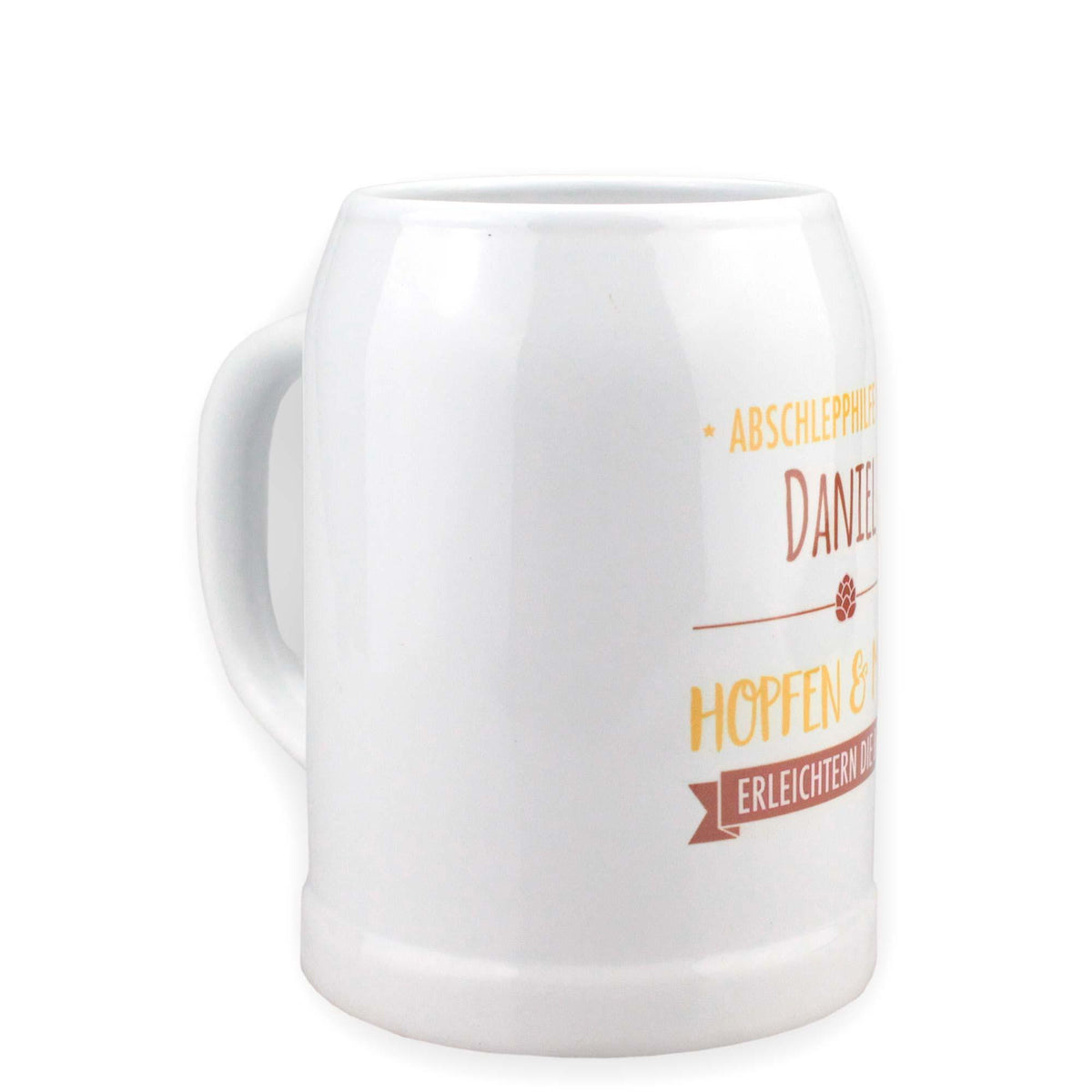 Weißer Bierkrug mit personalisiertem Spruch Abschlepphilfe Daniel und Hopfen-Design für Bierliebhaber