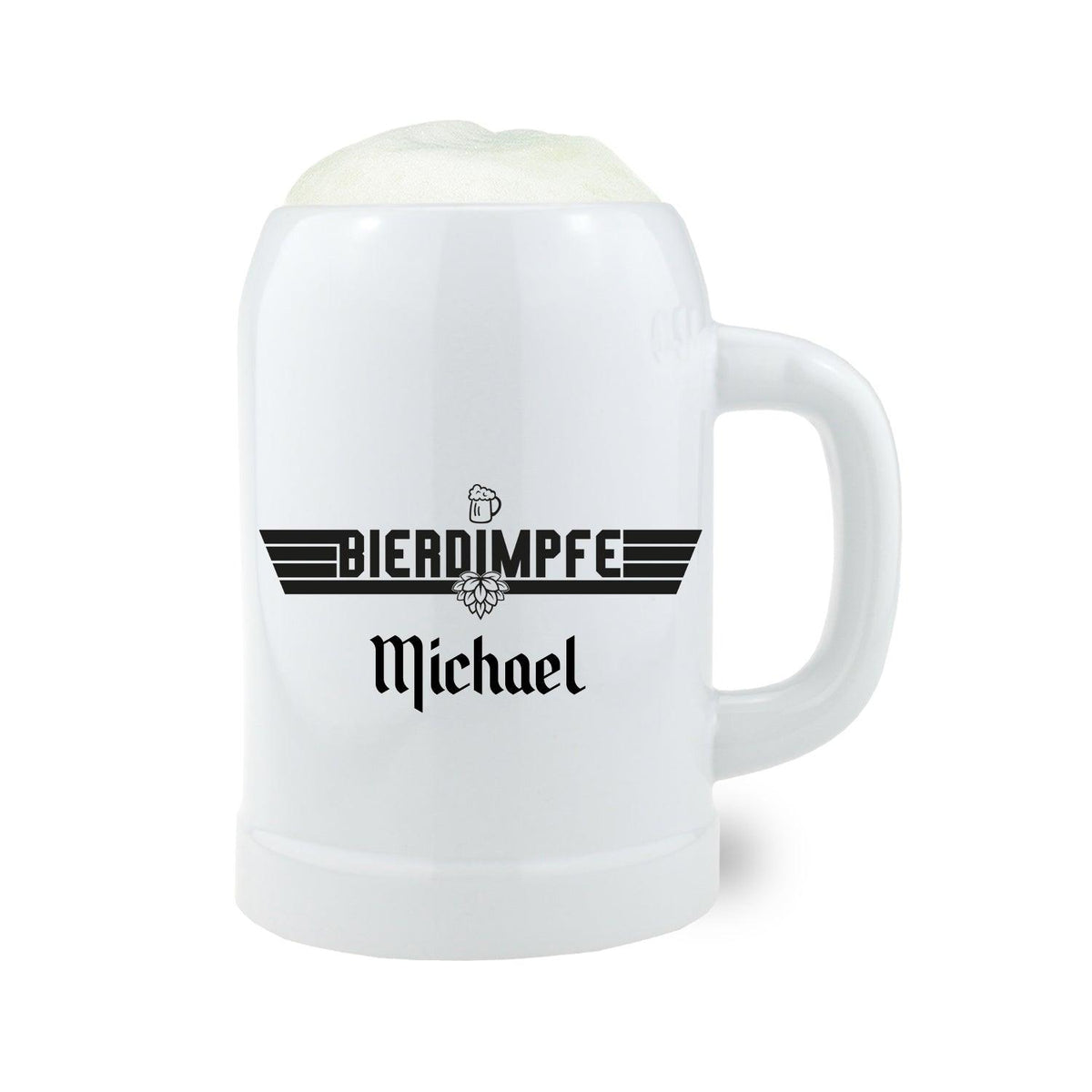 Weißer Bierkrug Bierdimpfe aus Keramik mit schwarzer Aufschrift und personalisiertem Namen Michael, gefüllt mit Schaumbier.
