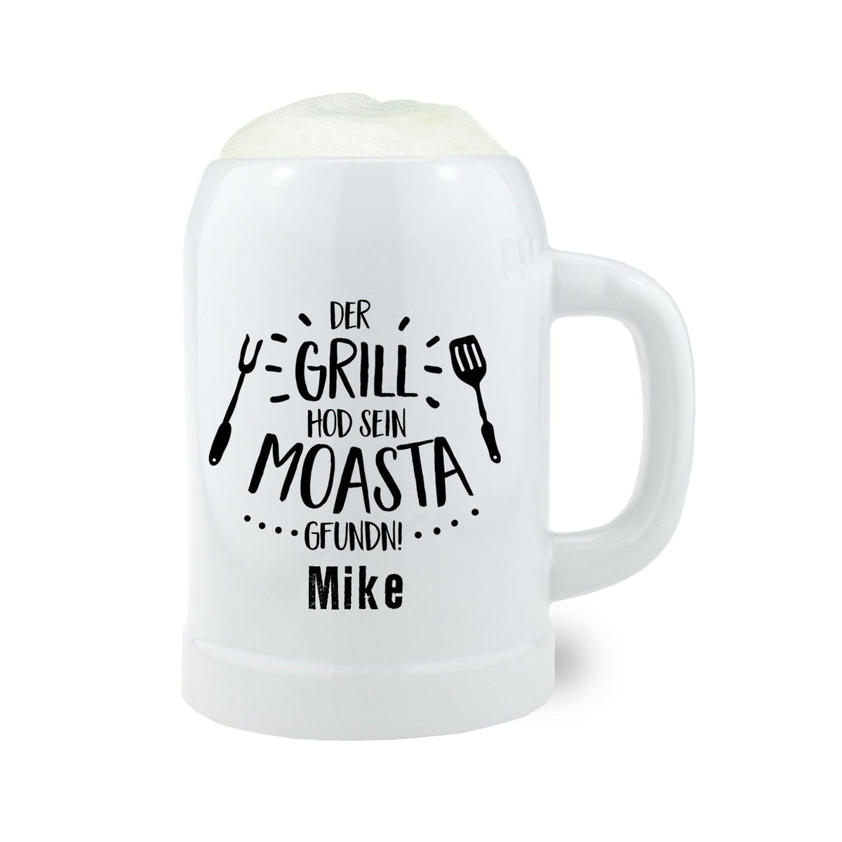Weißer Bierkrug Grillmoasta mit "Der Grill hod sein Moasta gfundn!" Spruch, personalisiert mit Wunschname