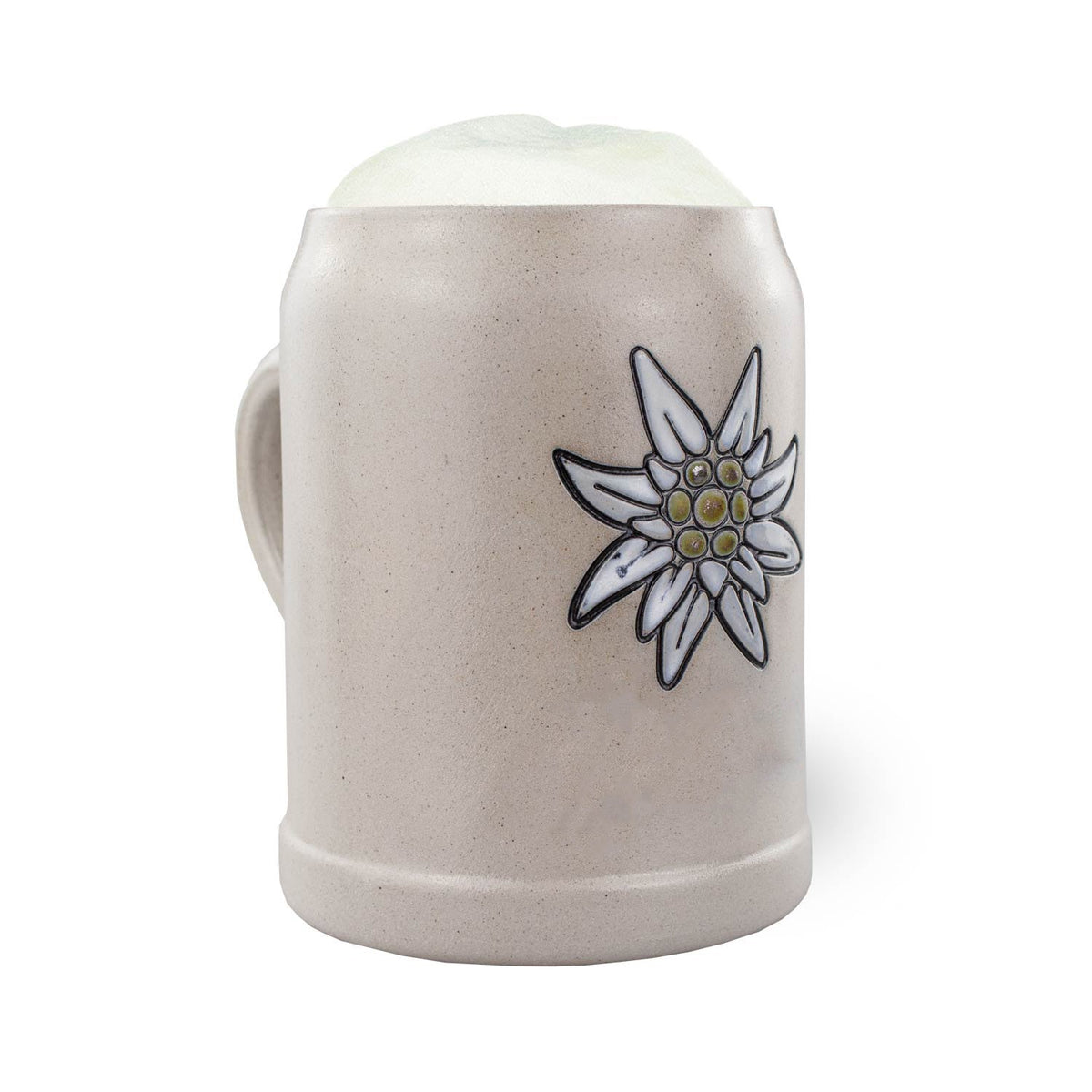PREMIUM Bierkrug Edelweiß aus grauem Steinzeug mit Alpenblumen-Relief und Henkel, gefüllt mit goldgelbem Bier und Schaumkrone.