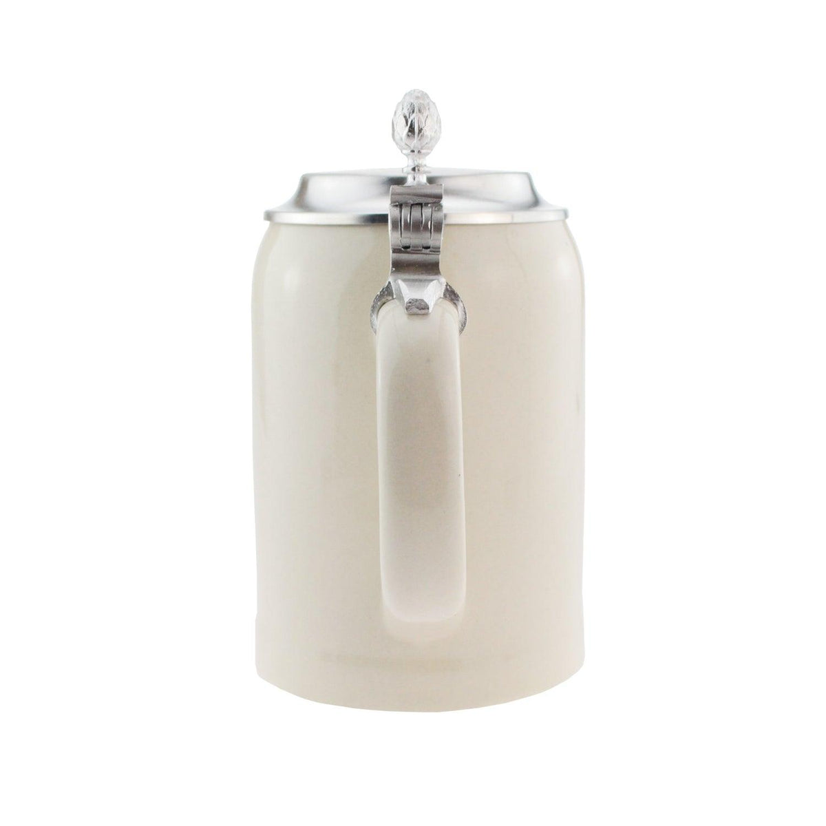 Beiger Keramik-Bierkrug mit aufklappbarem Zinndeckel und detailreichem Drücker, Rückansicht des Humpens.