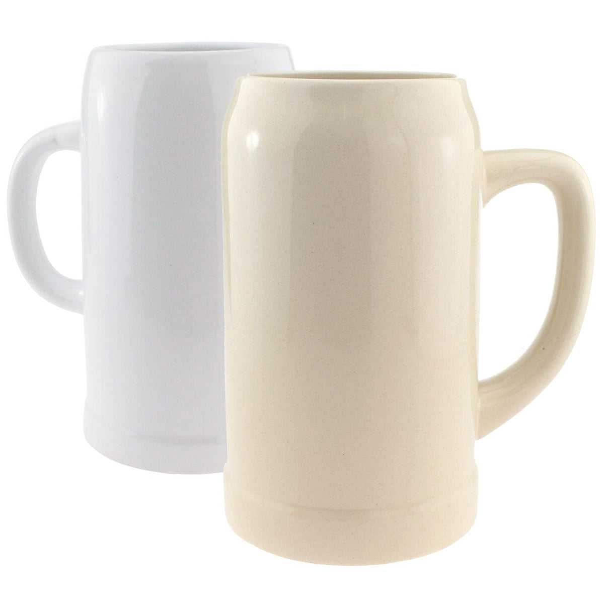 Zwei schlichte Bierkrüge aus Keramik in Weiß und Beige-Naturton, mit stabilen Henkeln und runder Form.