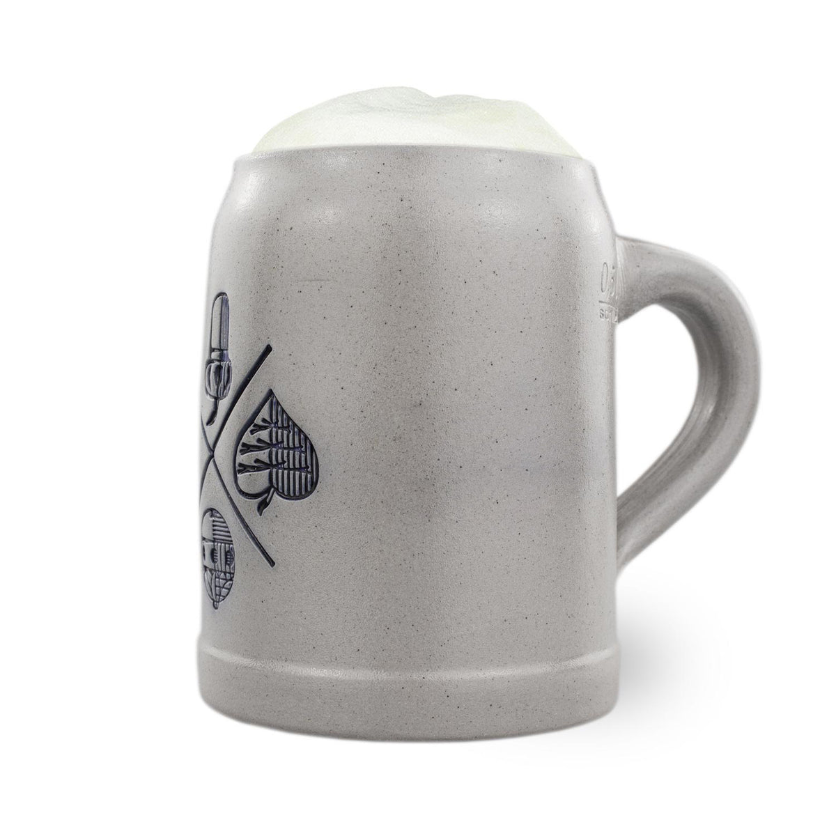 PREMIUM Bierkrug Schafkopfen aus Steingut, gefüllt mit hellem Bier und Schaum, seitliche Ansicht mit Griff und Muster