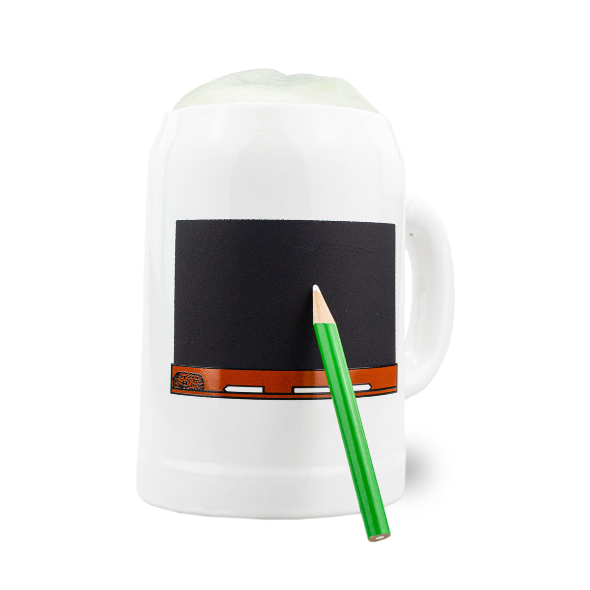 Weißer bayrischer Steinkrug mit Tafelfläche und Kreidefarbe darauf, dazu ein grüner Stift.