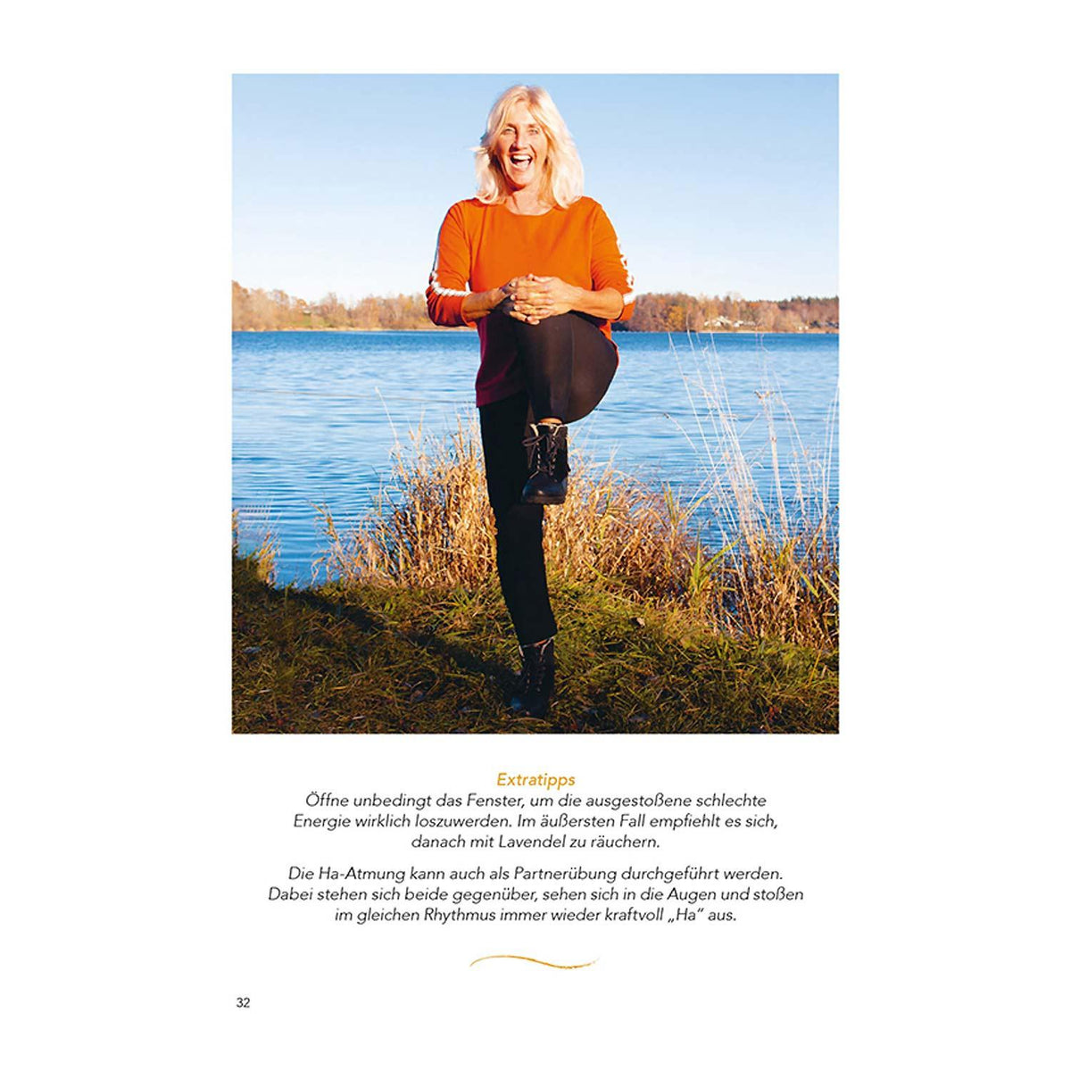 Frau beim Yoga am Seeufer in einer Pose mit angezogenem Bein – aus dem Buch Bayrisch Yoga mit Freid.