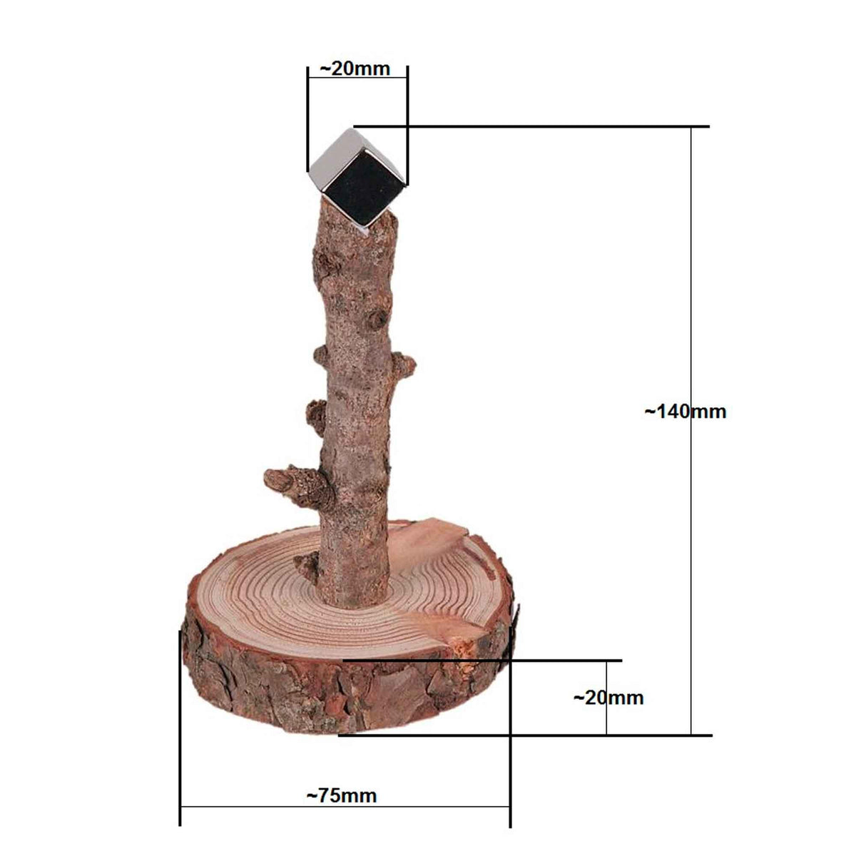 Rustikaler Schmuckhalter aus Holz mit Stammfuß und stilisiertem Metallwürfel, Maße ø75x140mm.
