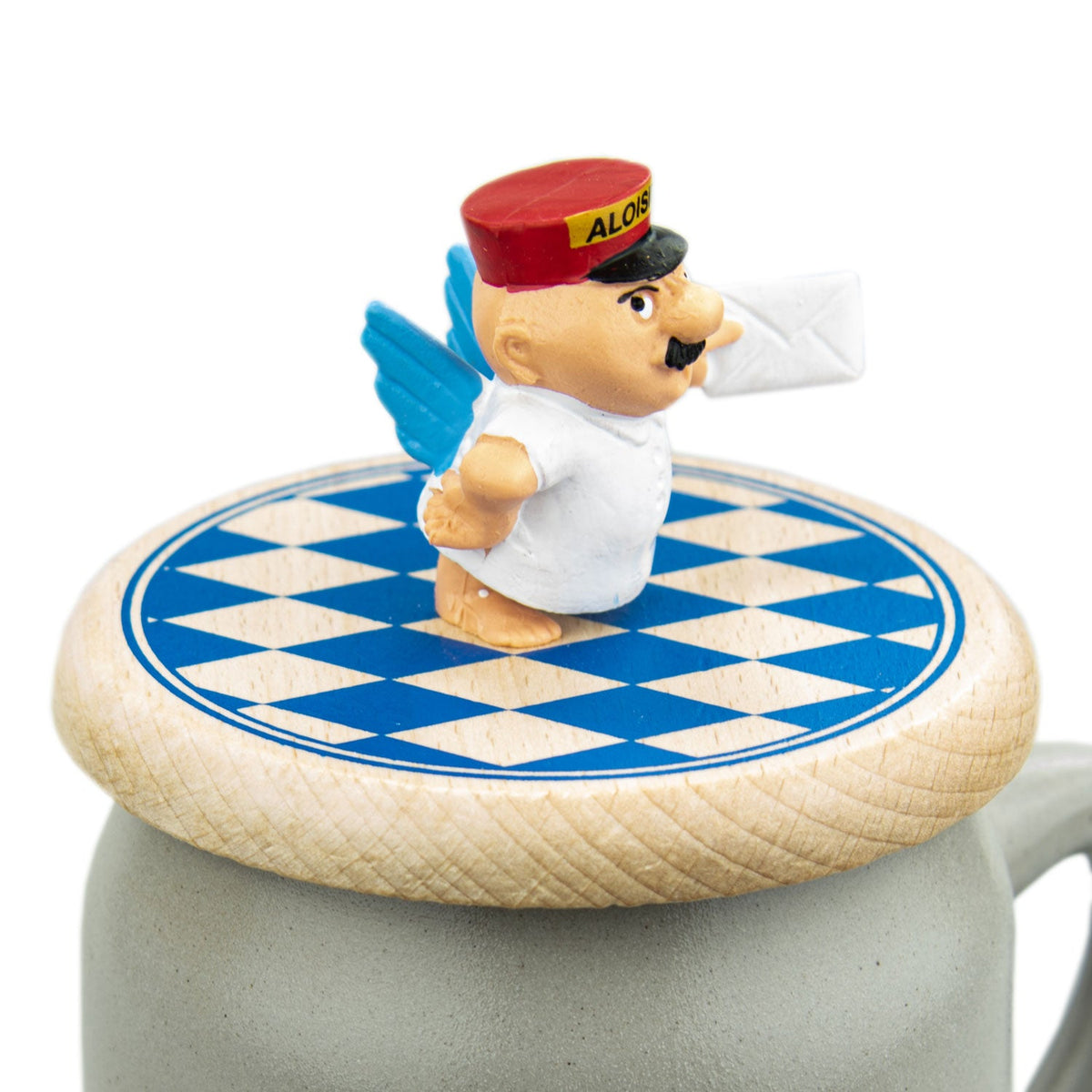 Engel Aloisius Bierdeckel "Engerl" Figur auf bayerisch-blauem Schachbrettmuster auf Holzbierkrug-Deckel