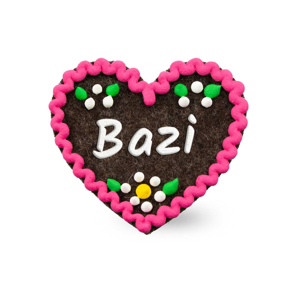 Brauner Filzherz-Anstecker "Bazi" mit rosa Zierrand, floralen Details und weißer Aufschrift.