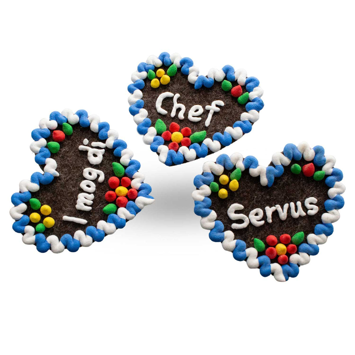 Drei bayerische Filzherzen mit Wunschtext „i mog di“, „Chef“ und „Servus“ im weiß-blauen Design mit Blüten