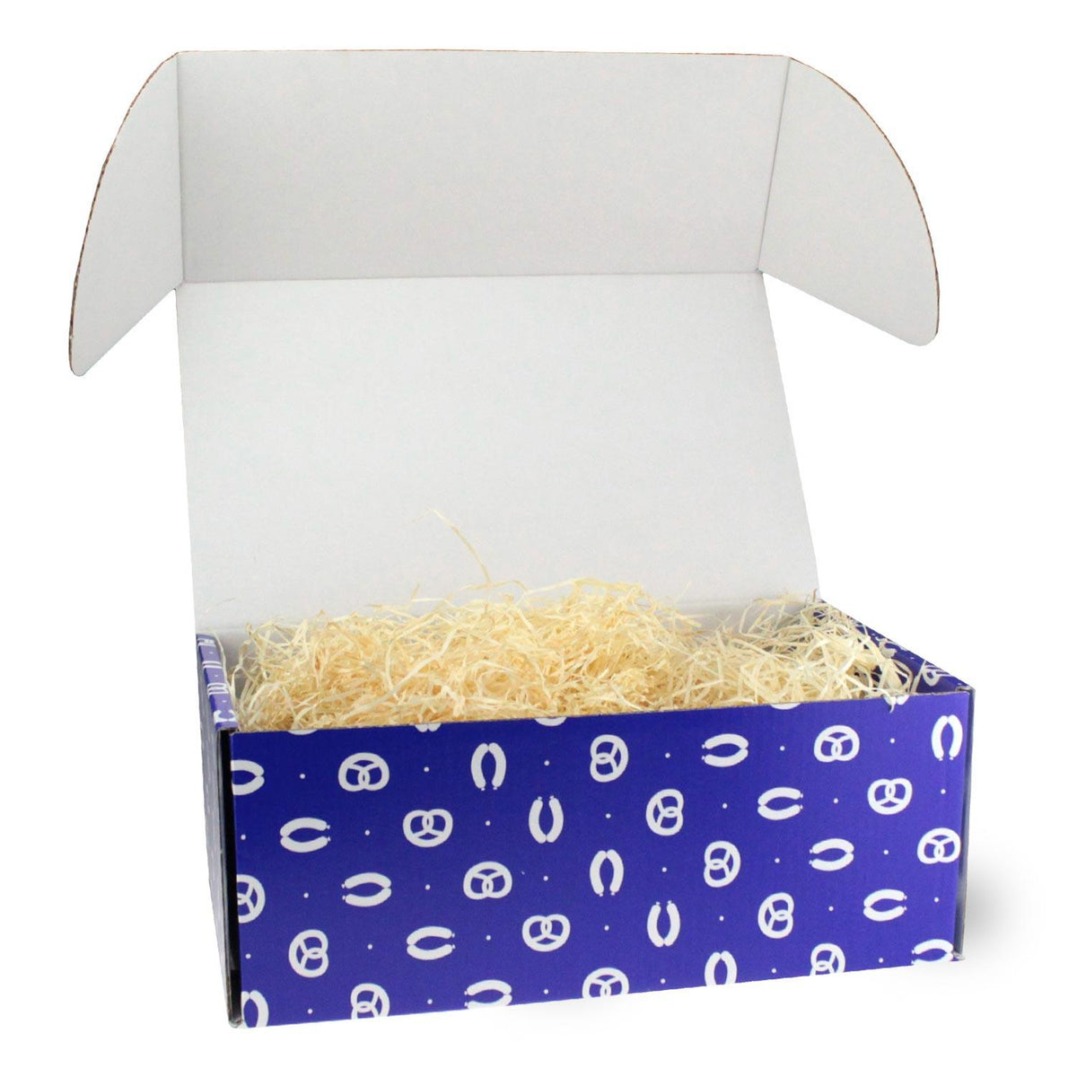 Offene Geschenkbox Boarische Wellness, blau mit Brezn-Muster, gefüllt mit hellem Holzwolle-Füllmaterial.
