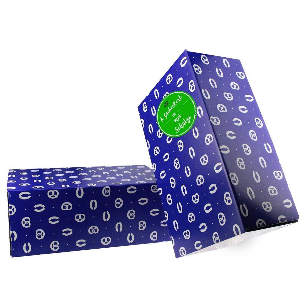 Zwei blaue Geschenkboxen "Weißwurscht-Frühstück" dekoriert mit Brezelmustern, eine Box hat einen grünen Aufkleber für "Schatzi".
