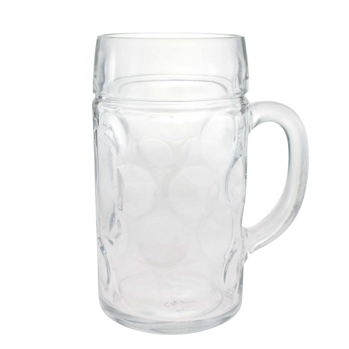 Transparenter gläserner Bierkrug mit traditionellen Dellen und stabilem Henkel auf weißem Hintergrund.