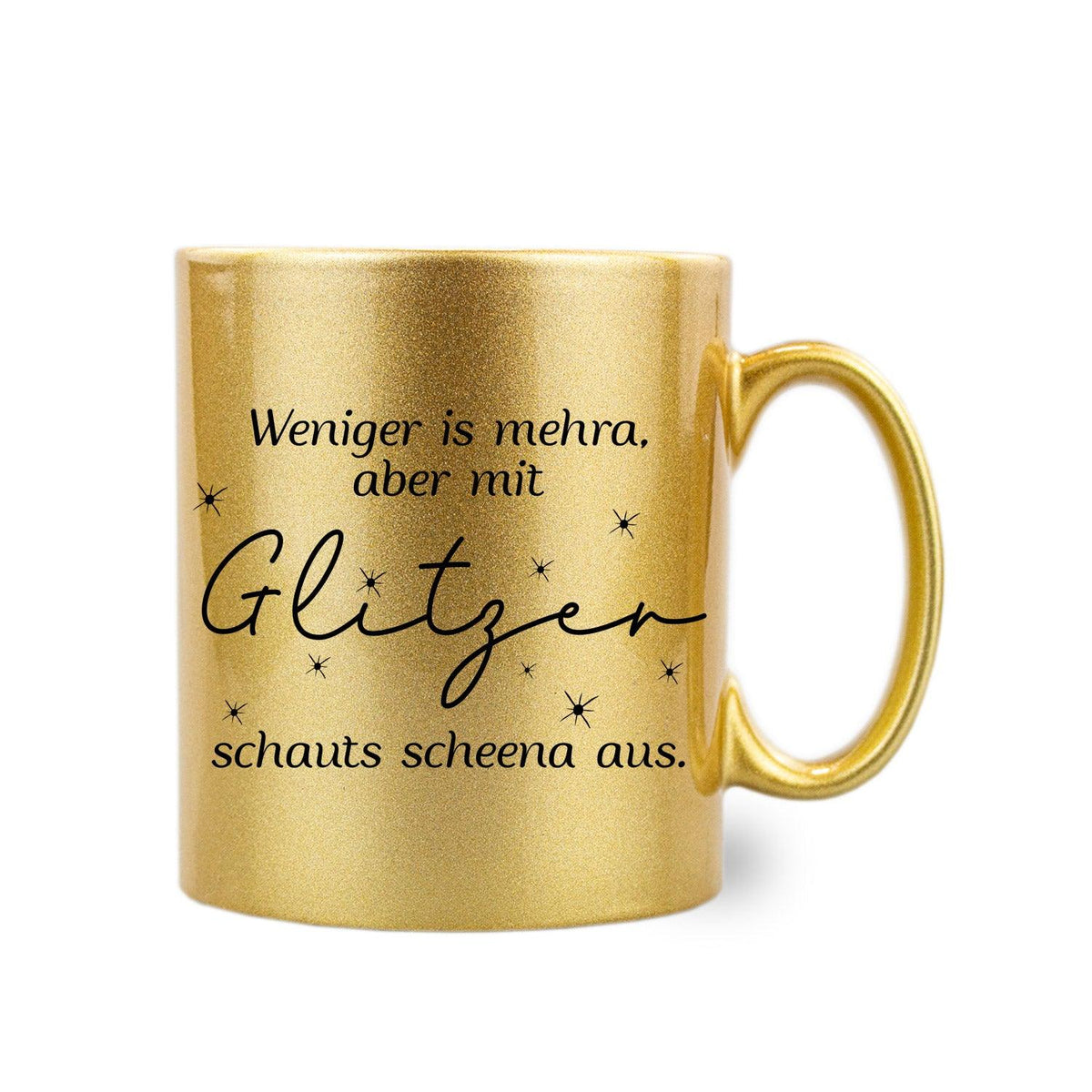 Glitzerndes Gold-Glitzer-Haferl mit Spruch "Weniger is mehra, aber mit Glitzer schauts scheena aus" auf weißem Hintergrund.