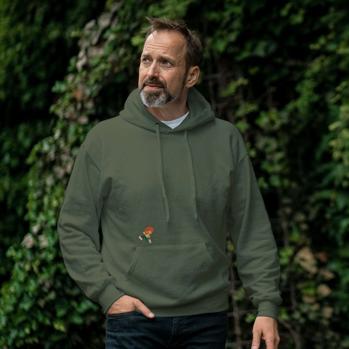 Mann im olivgrünen Pumuckl Hoodie „Lausbua“ mit kleinem Pumuckl auf der Brust