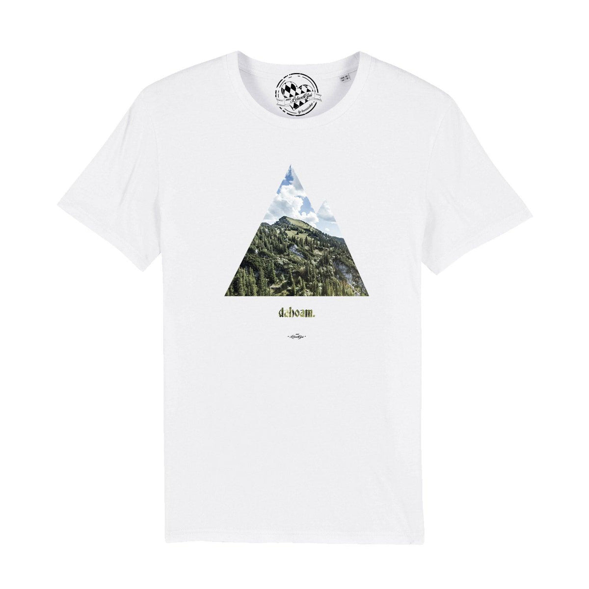 Weißes Herren T-Shirt "dahoam" mit stilisiertem Bergmotiv und grünem Wald vor Wolkenhimmel.