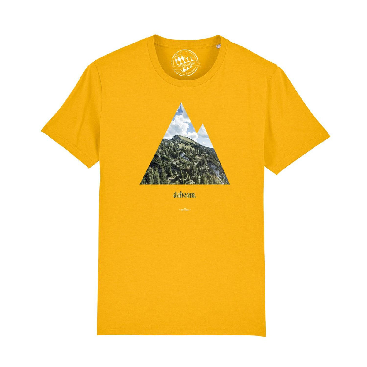 Herren T-Shirt dahoam, leuchtend gelb mit Bergmotiv und grünen Bäumen in Dreiecksform auf der Brust.