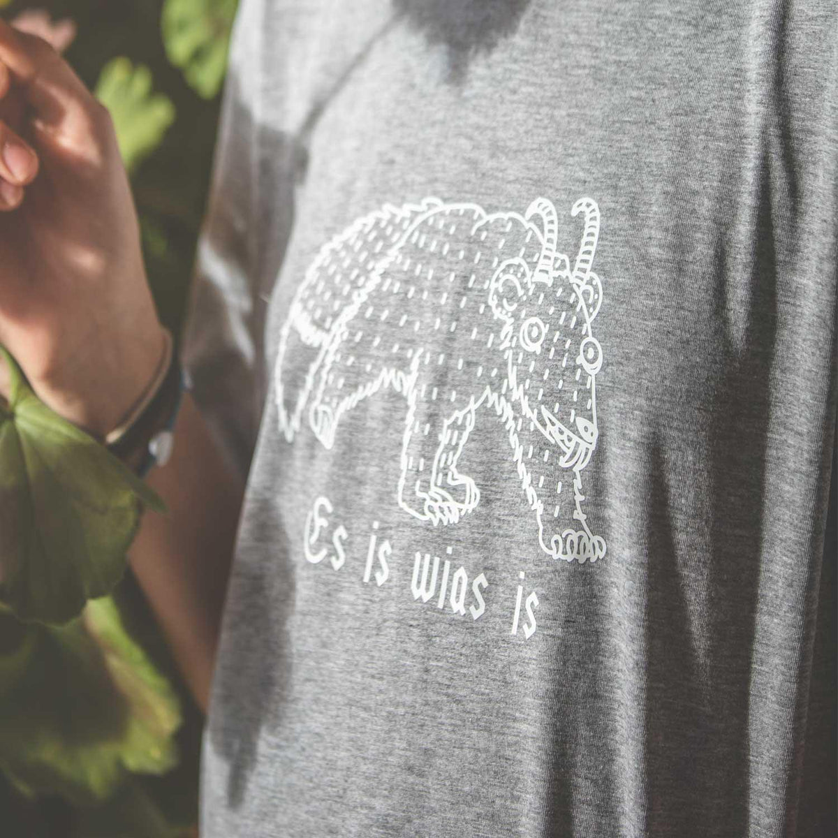 Graues Kinder T-Shirt Wolpertinger Es is wias is mit weißem, lustigem Wolpertinger-Print und Spruch.