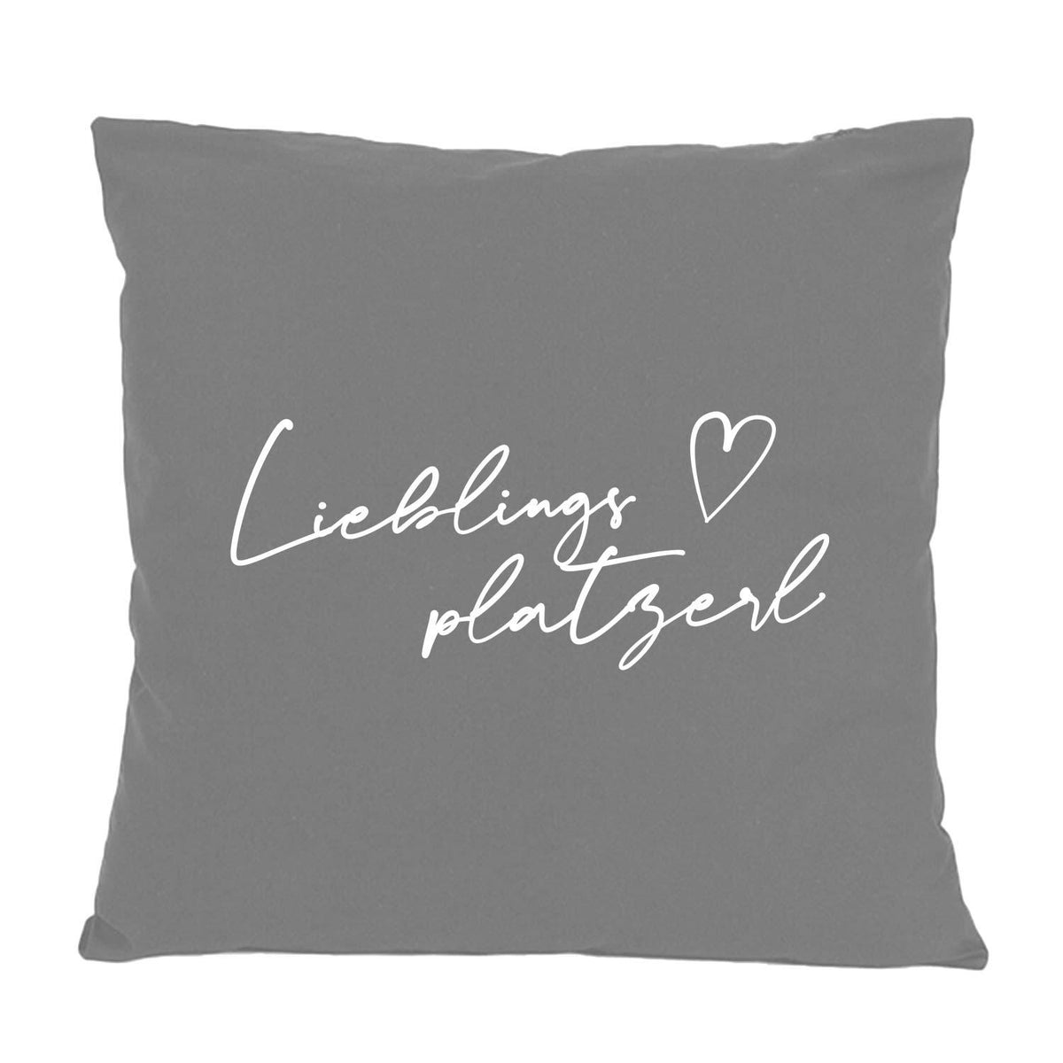 Graues Kissen mit der weißen Aufschrift Lieblingsplatzerl und Herzsymbol. Dekokissen für Wohnzimmer.