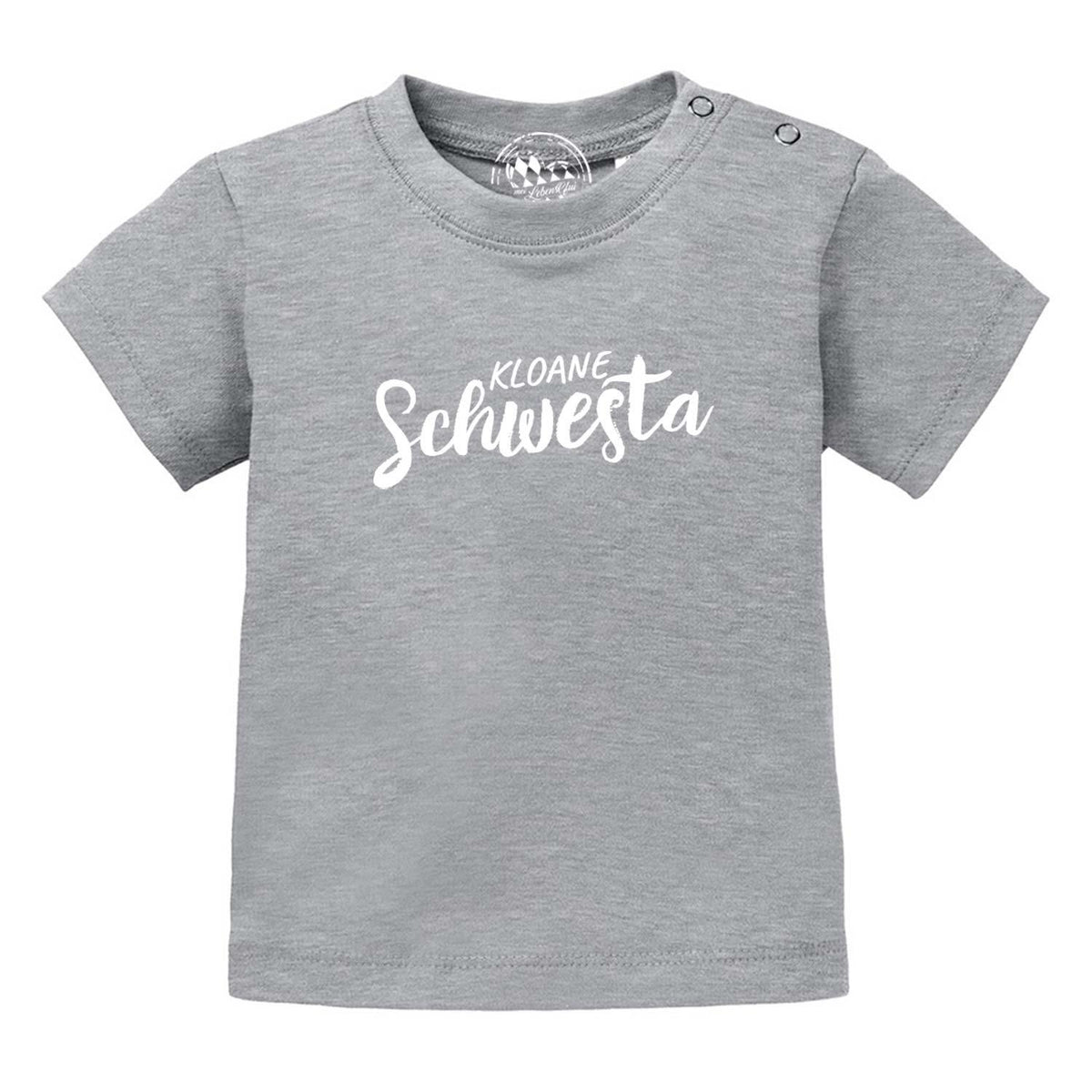 Graues Baby T-Shirt "Kloane Schwesta" mit weißem Schriftzug und Druckknöpfen an der Schulter für einfaches Anziehen