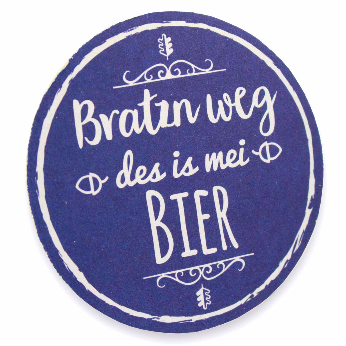 Runder blauer Bierdeckel mit weißem Schriftzug Bratzn weg des is mei Bier und Eichenblättern als Verzierung.