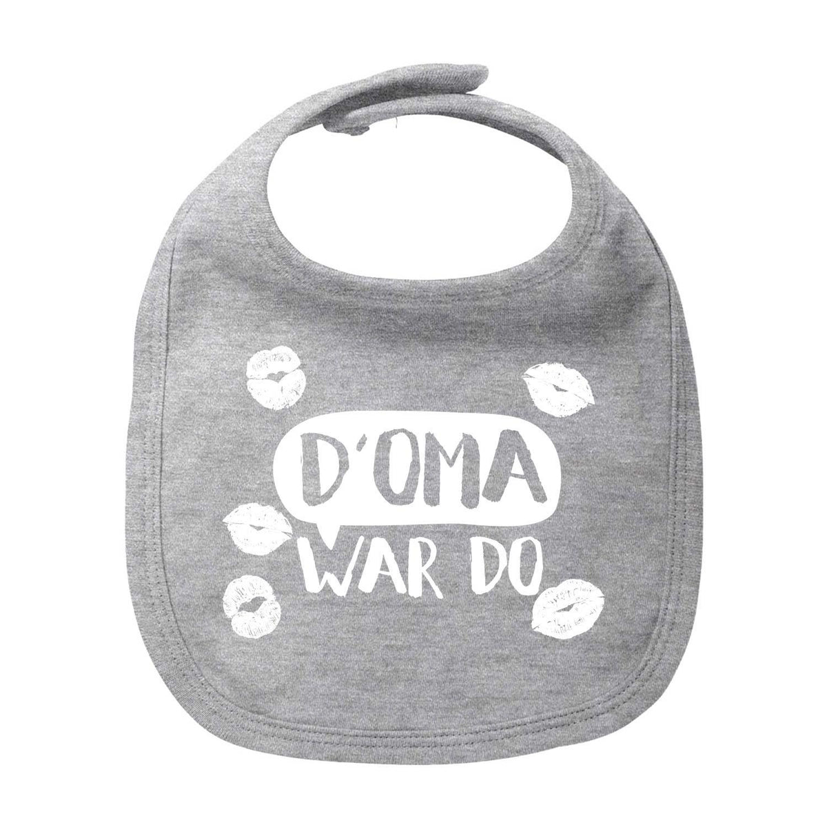 Graues Baumwoll-Lätzchen D' Oma war do mit weißem Schriftzug und Lippenstiftküssen für Babys.
